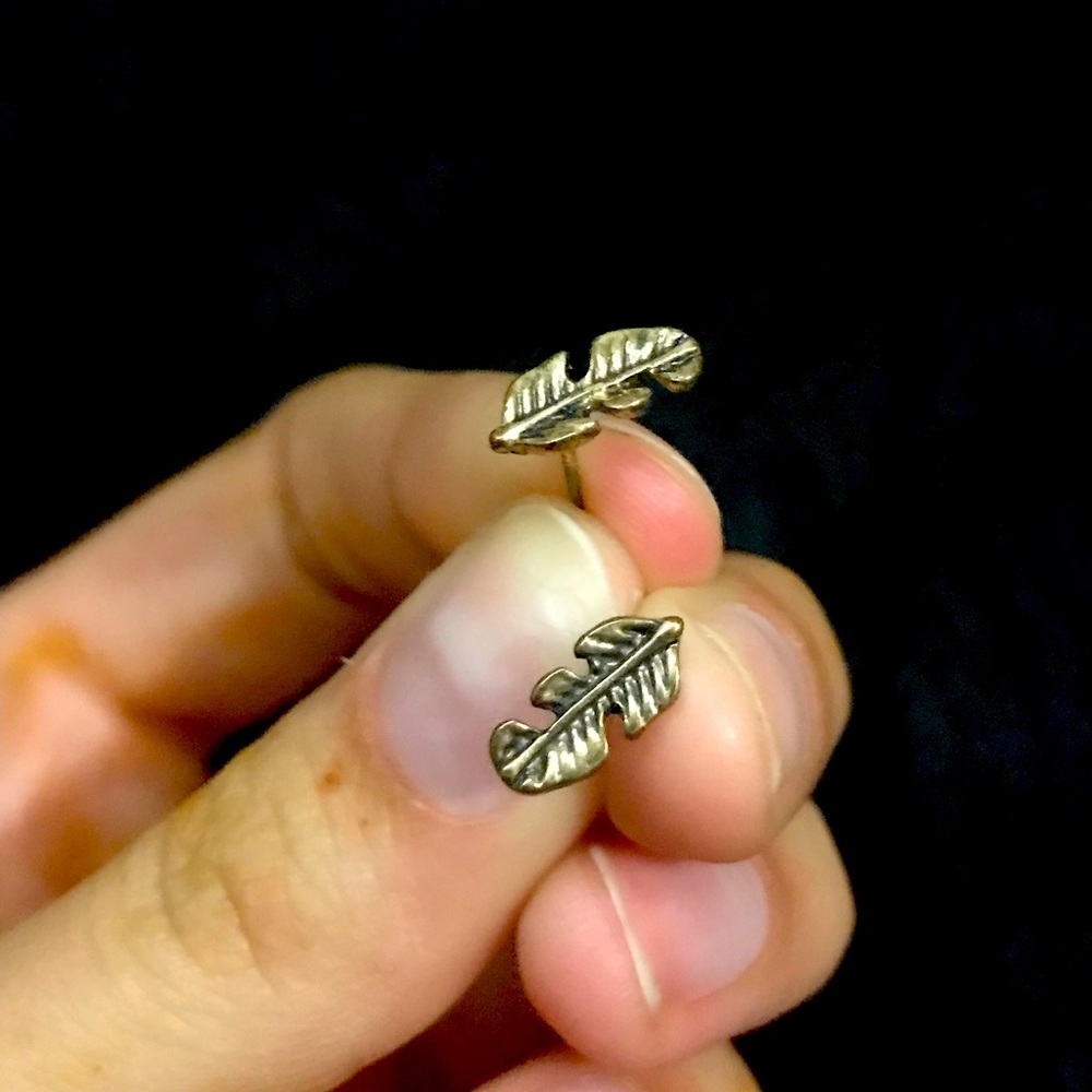 LEAF STUDD EARRINGS